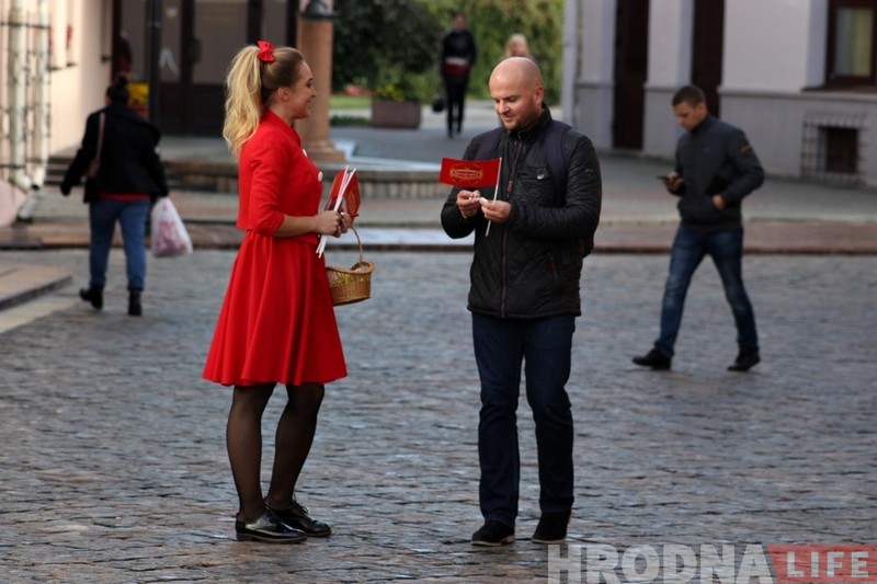 Фотафакт: "Камунарка" прывезла ў цэнтр Гродна стыльны рэтрааўтамабіль і частавала цукеркамі Фотафакт: "Камунарка" прывезла ў цэнтр Гродна стыльны рэтрааўтамабіль і частавала цукеркамі
