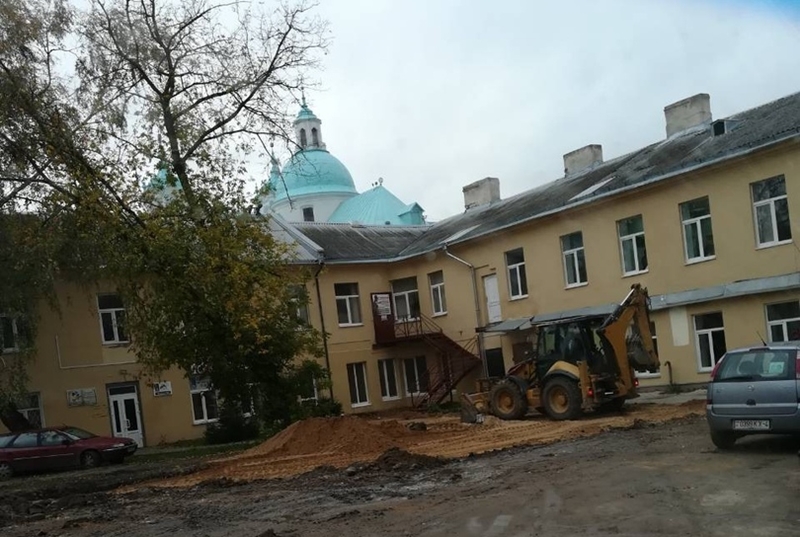 Хостел "Сарматия" штрафуют за благоустройство территории, которое разрешили, а после запретили