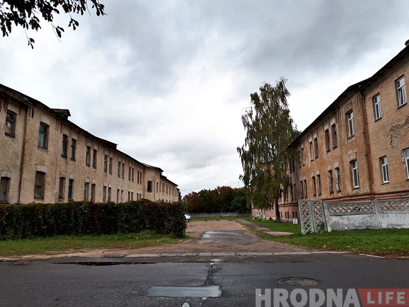 Глядзіце, як выглядае закінутая казарма на Шчорса, якую ніхто не купляе