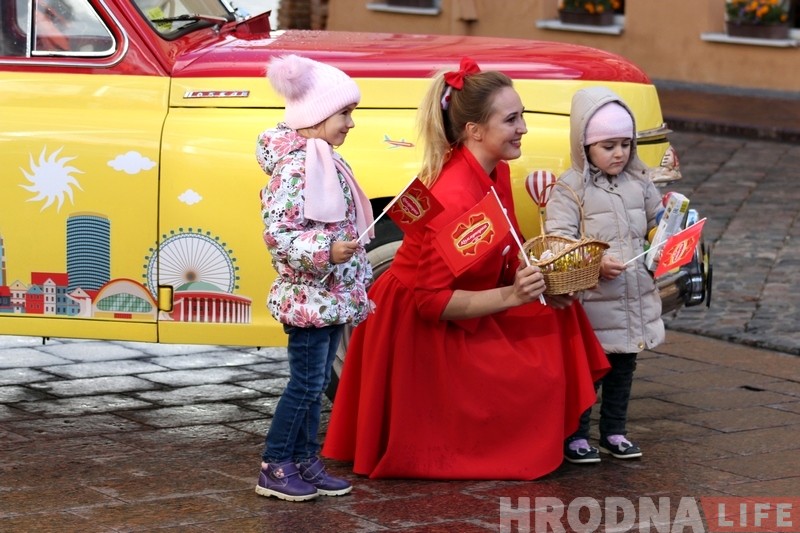 Фотафакт: "Камунарка" прывезла ў цэнтр Гродна стыльны рэтрааўтамабіль і частавала цукеркамі Фотафакт: "Камунарка" прывезла ў цэнтр Гродна стыльны рэтрааўтамабіль і частавала цукеркамі
