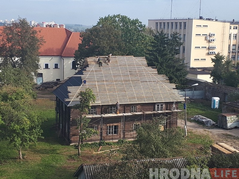 Пачаўся трэці этап рэстаўрацыі лямуса: дах накрыюць гонтам