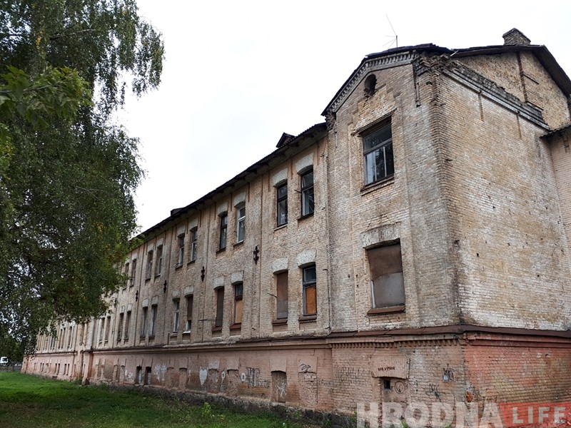 Глядзіце, як выглядае закінутая казарма на Шчорса, якую ніхто не купляе Глядзіце, як выглядае закінутая казарма на Шчорса, якую ніхто не купляе