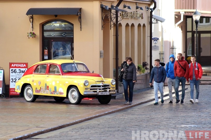 Фотафакт: "Камунарка" прывезла ў цэнтр Гродна стыльны рэтрааўтамабіль і частавала цукеркамі Фотафакт: "Камунарка" прывезла ў цэнтр Гродна стыльны рэтрааўтамабіль і частавала цукеркамі
