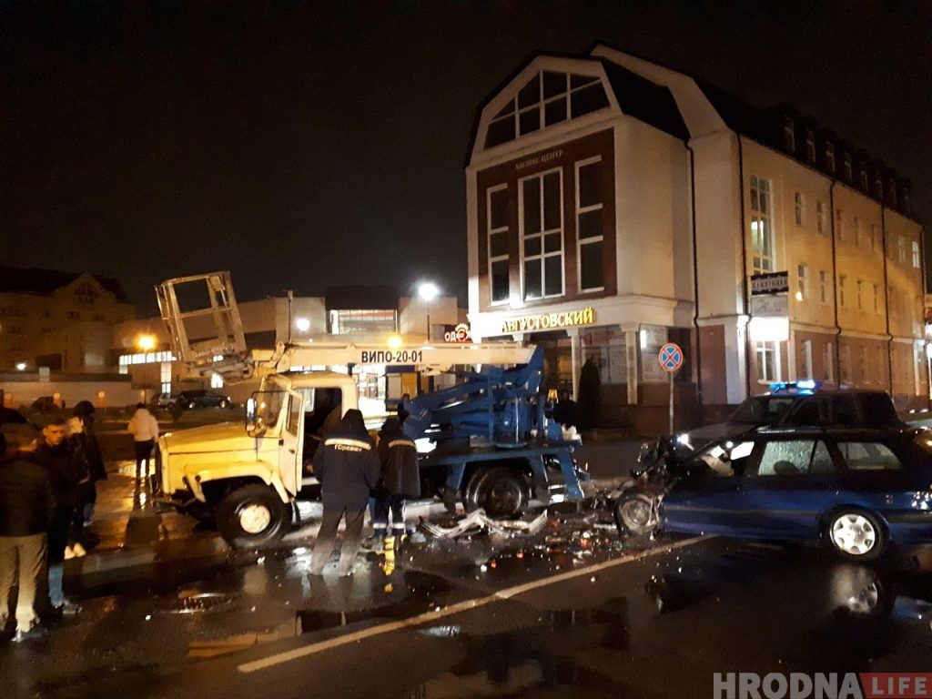 На Ціміразева легкавік на хуткасці ўехаў у аўтавышку. Кіроўца ўцёк