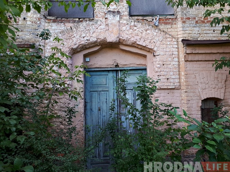 Глядзіце, як выглядае закінутая казарма на Шчорса, якую ніхто не купляе Глядзіце, як выглядае закінутая казарма на Шчорса, якую ніхто не купляе