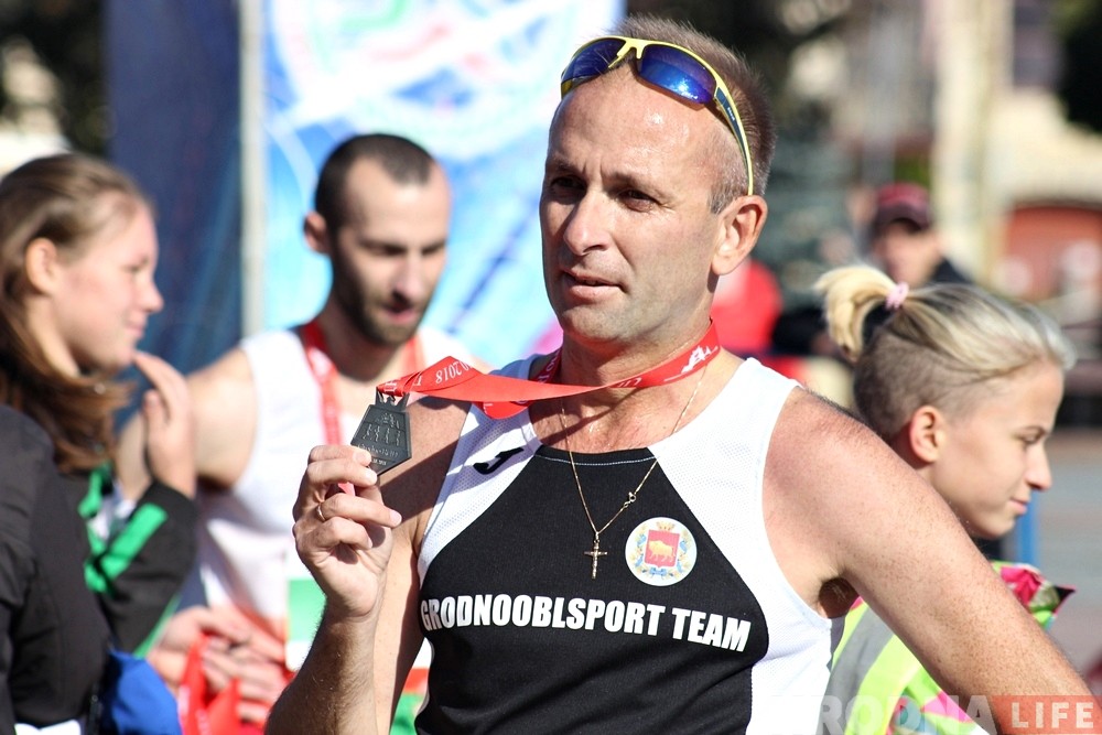 Алег Андрэйчык пасля прабегу Grodno Run з медалём.  Фота: Hrodna.life  