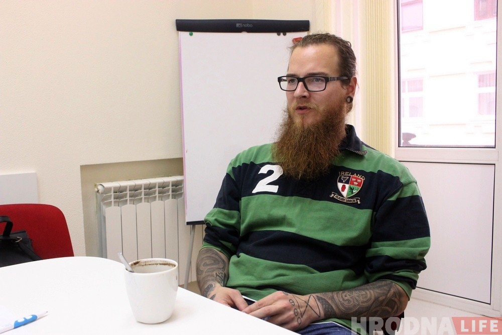 З татуіроўкамі і барадой: як настаўнік з ЗША ламае ў Гродне стэрэатыпы