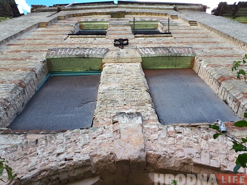 Глядзіце, як выглядае закінутая казарма на Шчорса, якую ніхто не купляе Глядзіце, як выглядае закінутая казарма на Шчорса, якую ніхто не купляе