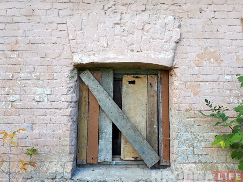 Глядзіце, як выглядае закінутая казарма на Шчорса, якую ніхто не купляе Глядзіце, як выглядае закінутая казарма на Шчорса, якую ніхто не купляе