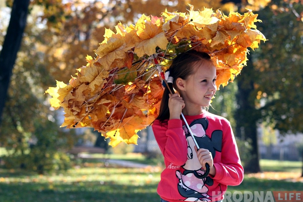 Хіт сезону: сям'я гродзенцаў зрабіла парасон з лісця і парадавала гараджан