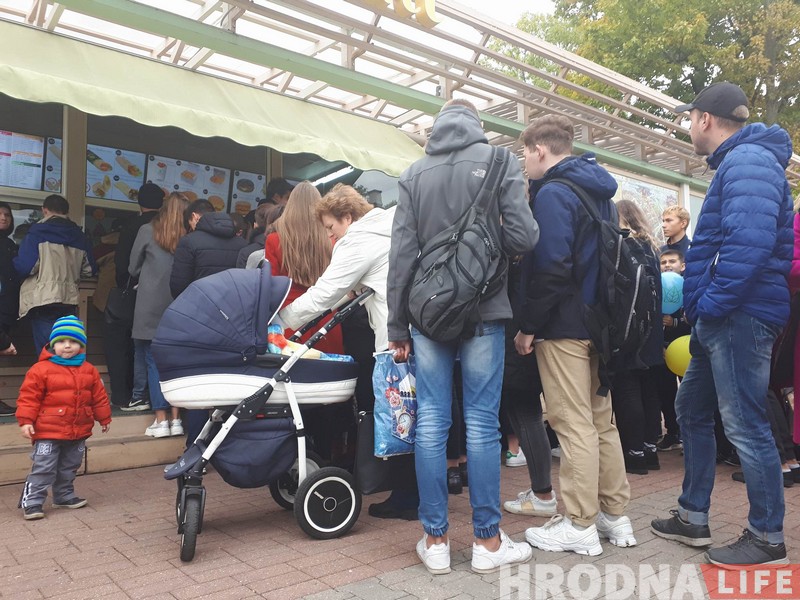 Як у Гродне раздавалі бясплатную шаўрму (фота) Як у Гродне раздавалі бясплатную шаўрму (фота)