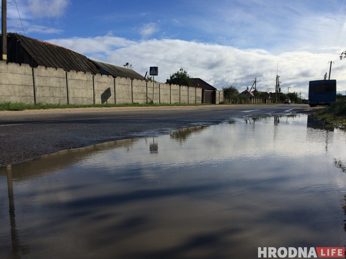 Замест рамонту – ляжачыя паліцэйскія. На ўскраіне Гродна на разбітай дарозе ўсталявалі штучныя няроўнасці