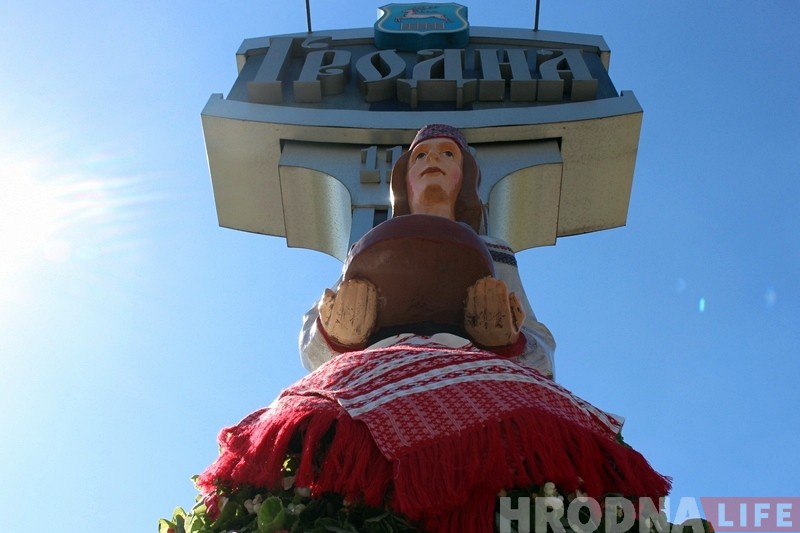 Трохметровая Алеся ўжо не сустракае гасцей на М6: яе прыбралі перад прыездам Лукашэнкі