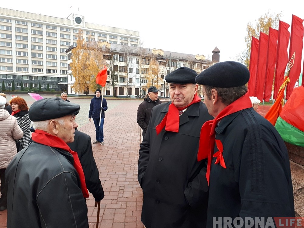 "Сталин был лучшим руководителем". Коммунисты Гродно собрались на площади Ленина в 101 годовщину революции