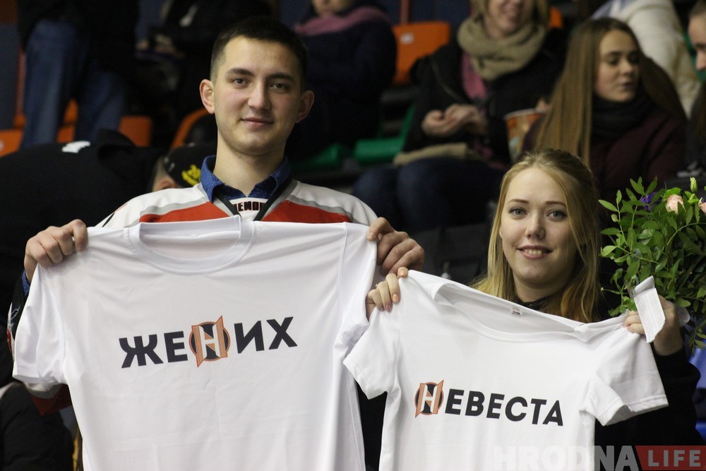 Заўзятар "Нёмана" зрабіў прапанову сваёй дзяўчыне на хакейным матчы ў Гродне