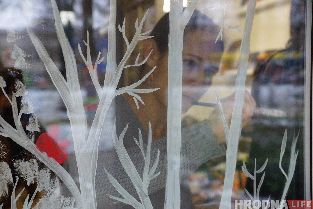 Першы снег для дзіцячага хоспіса. Мастакі распісалі вокны для дзяцей раней за мароз