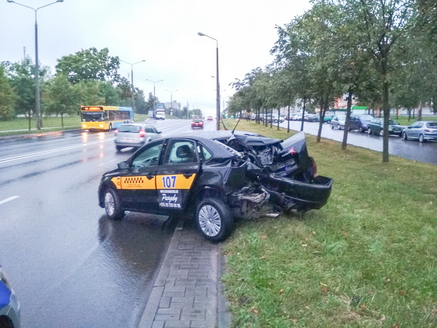 Чаму гродзенскія таксі часта трапляюць у аварыі? Тлумачаць дырэктар і таксіст