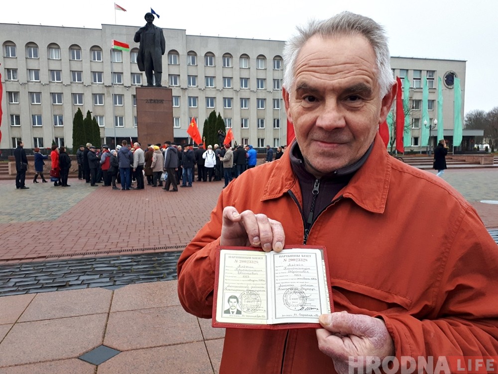 "Сталин был лучшим руководителем". Коммунисты Гродно собрались на площади Ленина в 101 годовщину революции