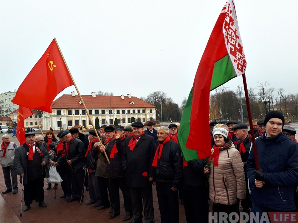 "Сталин был лучшим руководителем". Коммунисты Гродно собрались на площади Ленина в 101 годовщину революции