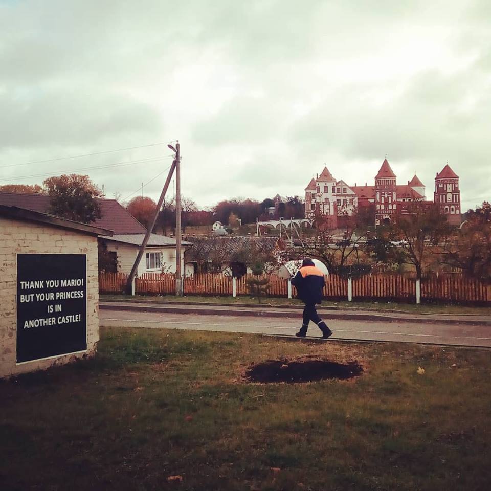 Арт-група Hutka Smachnaa зрабіла класныя арт-аб'екты каля замкаў у Міры і Любчы