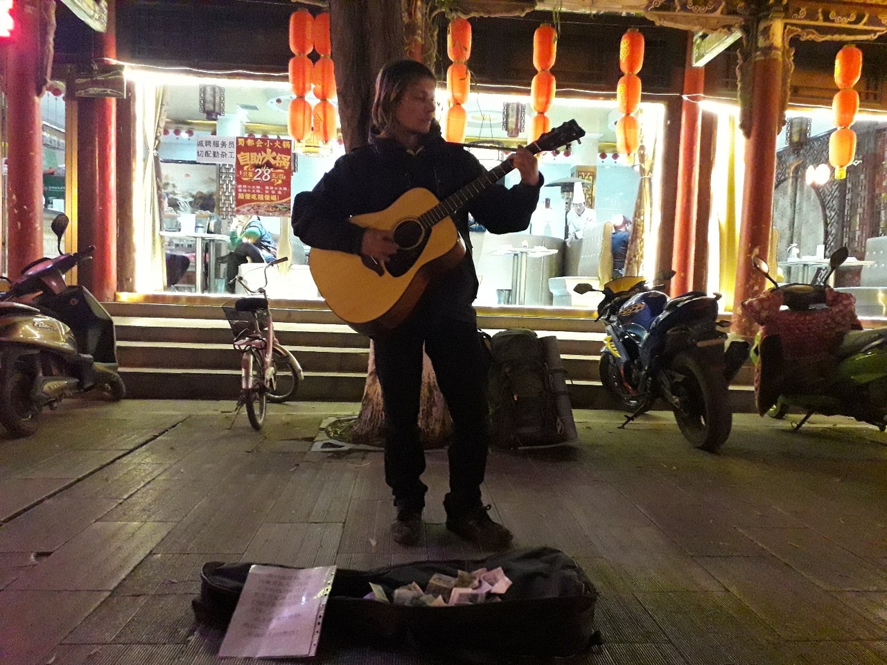 "З'ехаў каб не піць". Вулічны музыка з Гродна аўтастопам дабраўся да Кітая