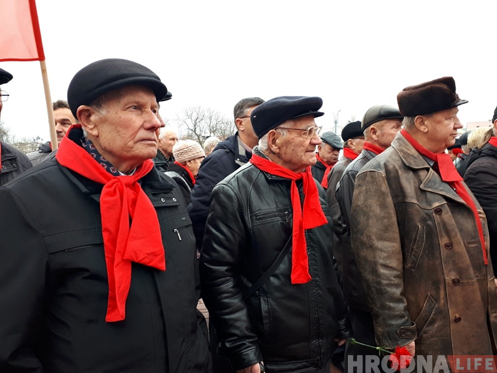 "Сталин был лучшим руководителем". Коммунисты Гродно собрались на площади Ленина в 101 годовщину революции