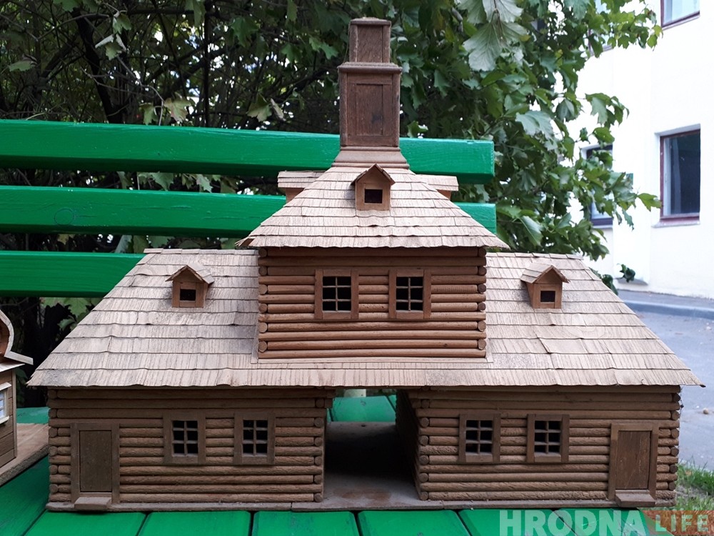 «Были тысячи работ и всё раздавал». Как мастер создавал старый Гродно в деревянных макетах