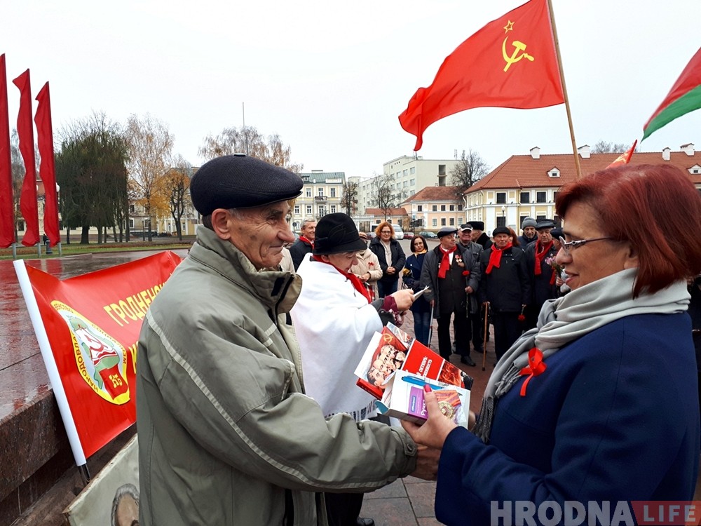 "Сталин был лучшим руководителем". Коммунисты Гродно собрались на площади Ленина в 101 годовщину революции