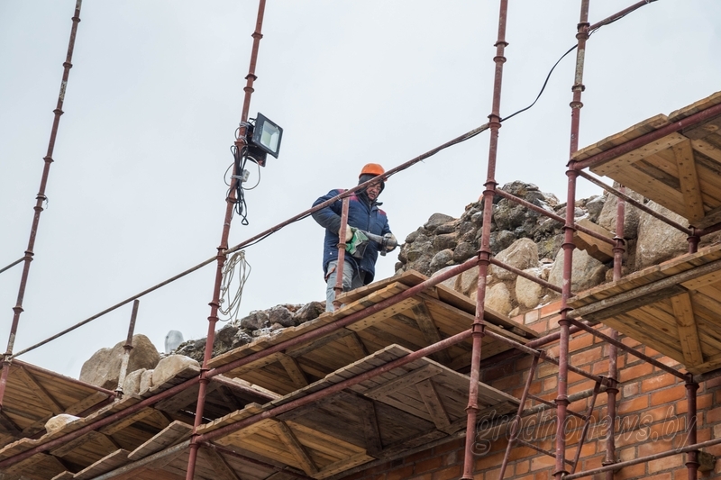 В Кревском замке восстанавливают черепичную крышу и стену