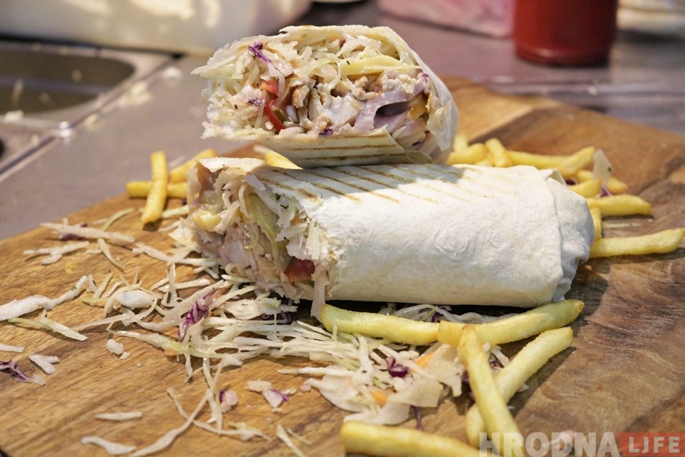 "Кінуў самалёты і караблі дзеля кебабаў". Кухар з Туніса распавёў, чаму стаў працаваць у Гродне