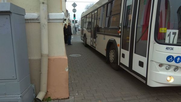 «Кліент раптам галаву задурыў»: праз аварыю на скрыжаванні Кірава і Сацыялістычнай у цэнтры ўтварыўся вялікі затор