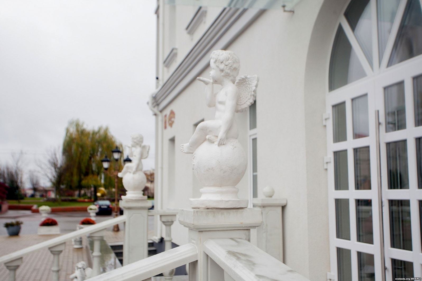 Останки декора или строительный мусор? На гродненского гостиничного магната Семашко завели уголовное дело