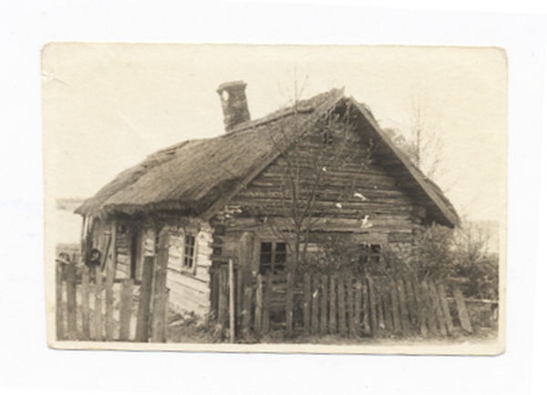 Як жыхар Азёраў са старой хаты зрабіў дом, на фоне якога прыязджаюць фатаграфавацца