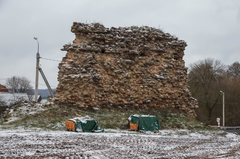 В Кревском замке восстанавливают черепичную крышу и стену