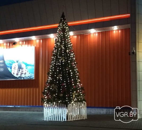 Ёлка на Советской почти готова радовать гродненцев. Подготовка к праздникам завершится к середине декабря