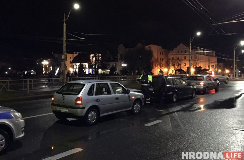 Трайное ДТЗ у цэнтры Гродна: VW на расійскіх нумарах зрабіў “паравозік”