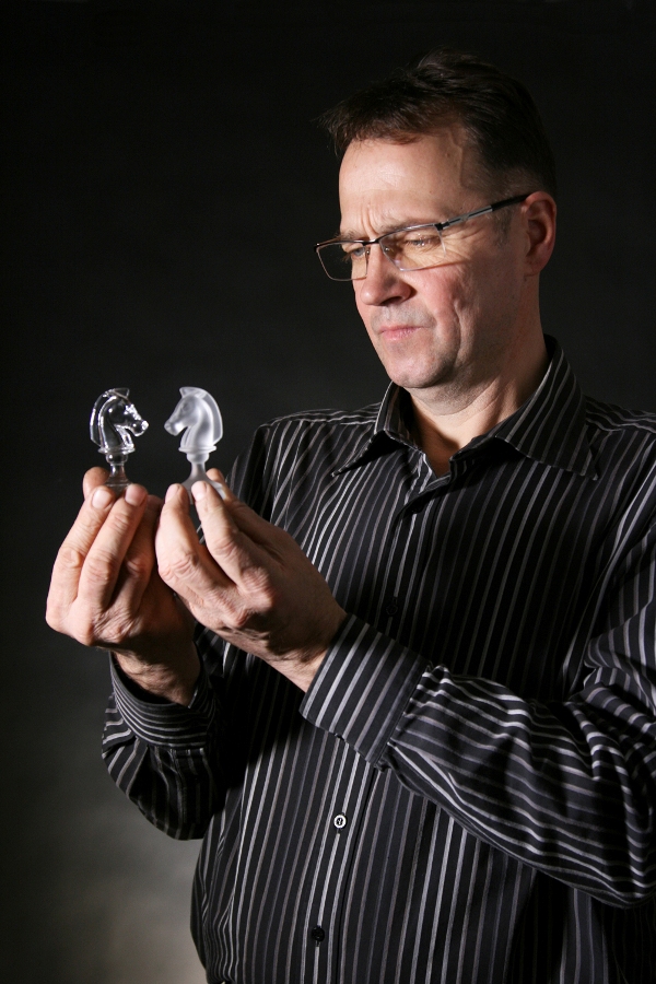 На шклозаводзе "Нёман" пачалі выпускаць крыштальныя шахматы