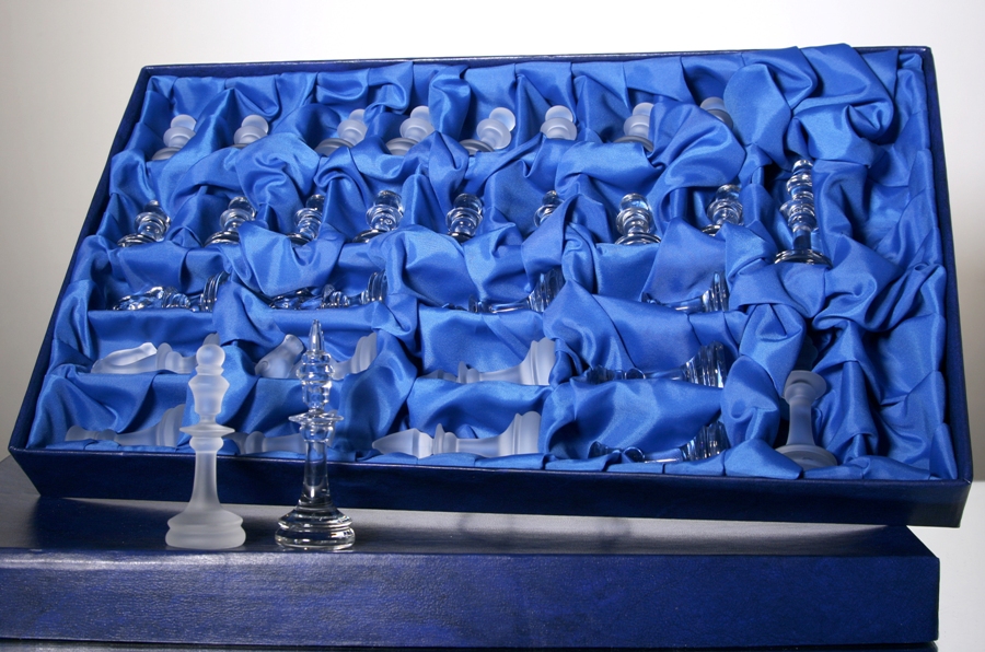 На шклозаводзе "Нёман" пачалі выпускаць крыштальныя шахматы