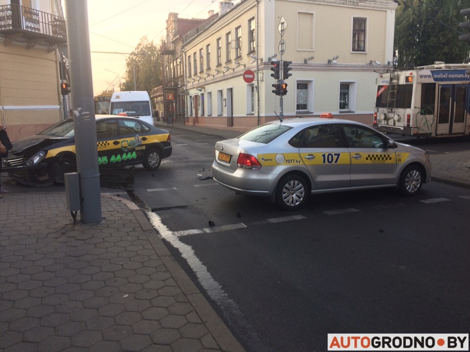 Чаму гродзенскія таксі часта трапляюць у аварыі? Тлумачаць дырэктар і таксіст