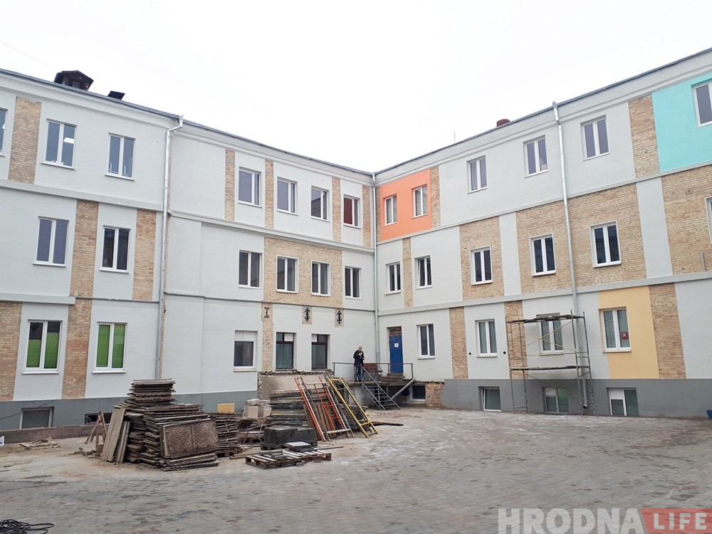 Вяртаемся да шэрага: у дворыку былой пальчаткавай фабрыкі зафарбоўваюць яркія колеры