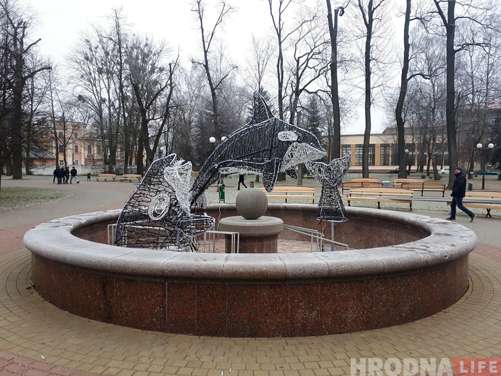 Фотафакт: у парку Жылібера ўсталявалі навагодніх касатак