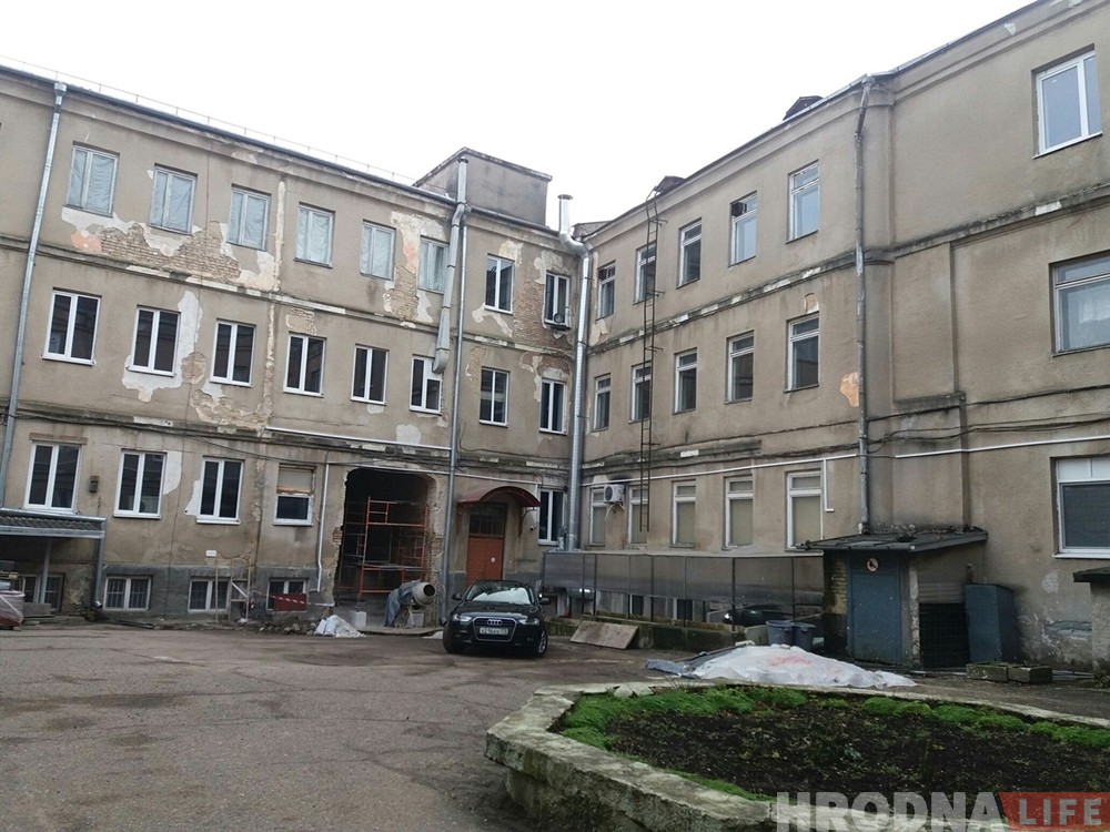 Вяртаемся да шэрага: у дворыку былой пальчаткавай фабрыкі зафарбоўваюць яркія колеры