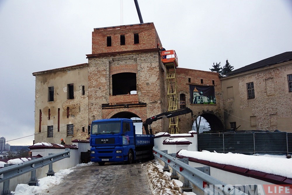 Глядзіце, як на заводзе пад Гродна робяць дэкор для Старога замка Глядзіце, як на заводзе пад Гродна робяць дэкор для Старога замка