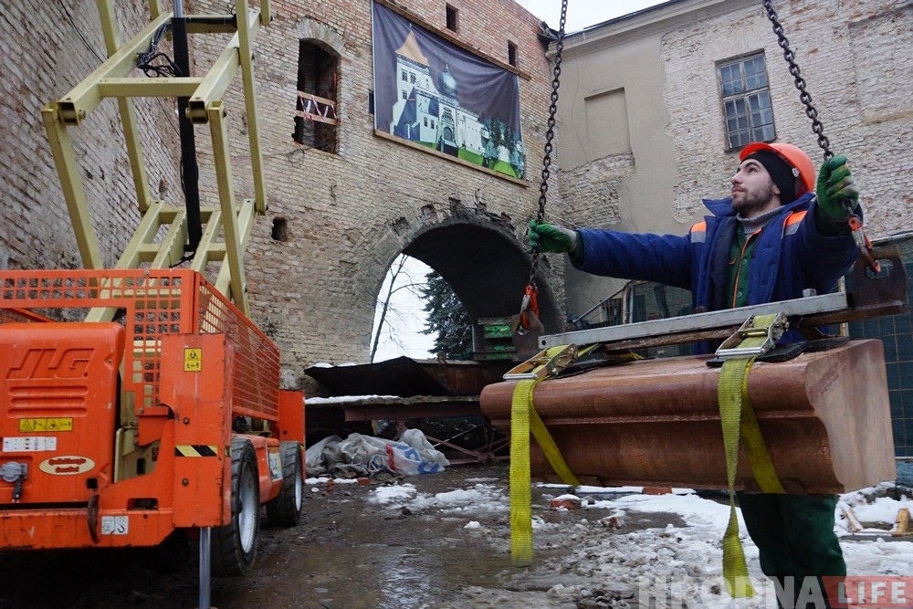 Глядзіце, як на заводзе пад Гродна робяць дэкор для Старога замка Глядзіце, як на заводзе пад Гродна робяць дэкор для Старога замка