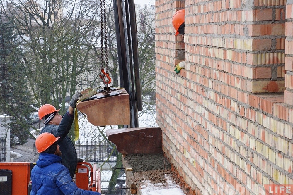 Глядзіце, як на заводзе пад Гродна робяць дэкор для Старога замка Глядзіце, як на заводзе пад Гродна робяць дэкор для Старога замка