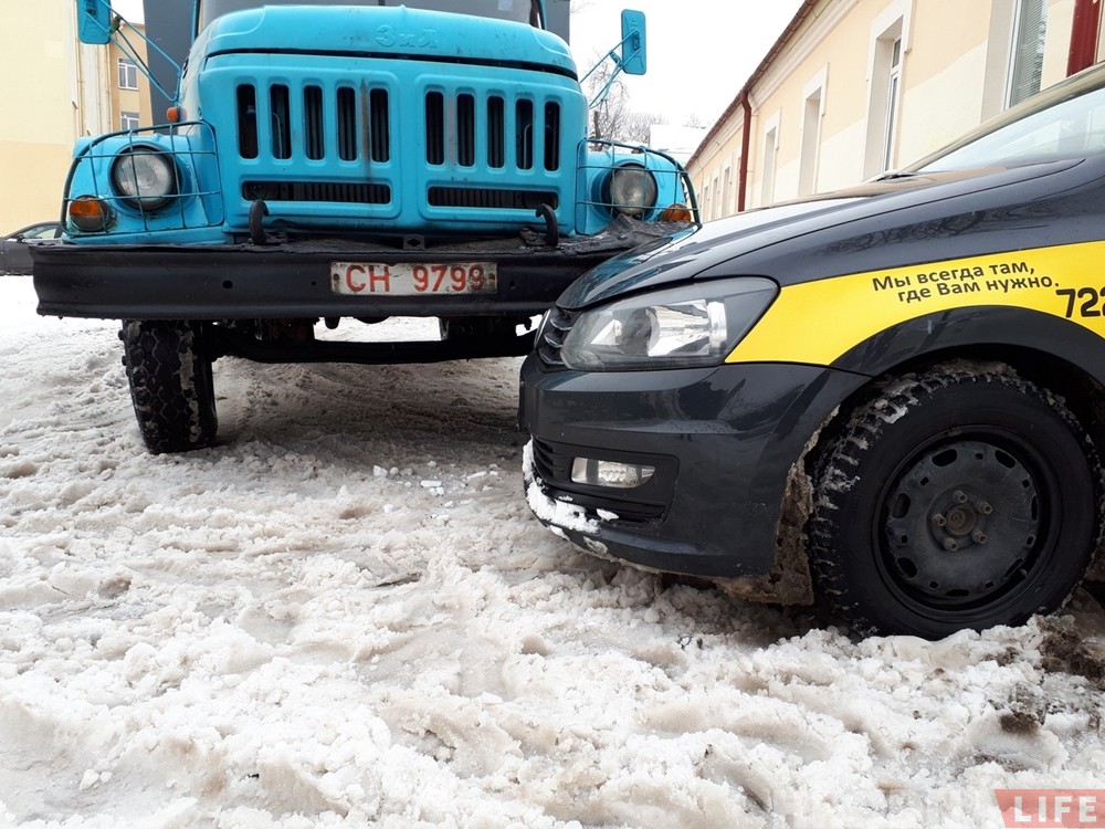 На заснежанай вуліцы ў Гродне грузавы ЗІЛ сутыкнуўся з таксі На заснежанай вуліцы ў Гродне грузавы ЗІЛ сутыкнуўся з таксі