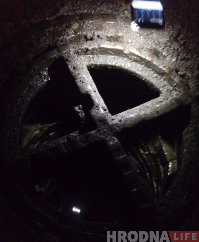 "Мы крычалі аб дапамозе, але службы нічога не маглі зрабіць." Каля аўтавакзала сабака праваліўся ў каналізацыйны люк і загінуў