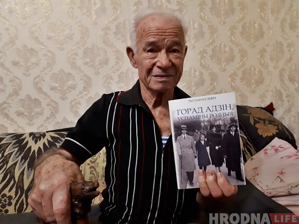 Падарунак да Новага году: выйшла з друку кніга Руслана Кулевіча, першыя асобнікі атрымалі героі