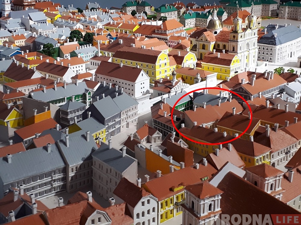 Сённяшні пустыр быў некалі шчыльна забудаваны. Вось ён на макеце Ігара Лапехі. Так яго і трэба адбудоўваць, прыстасоўваючы пад сучасныя патрэбы. Можна і пад гатэль Сямашкі. Абы якасна!