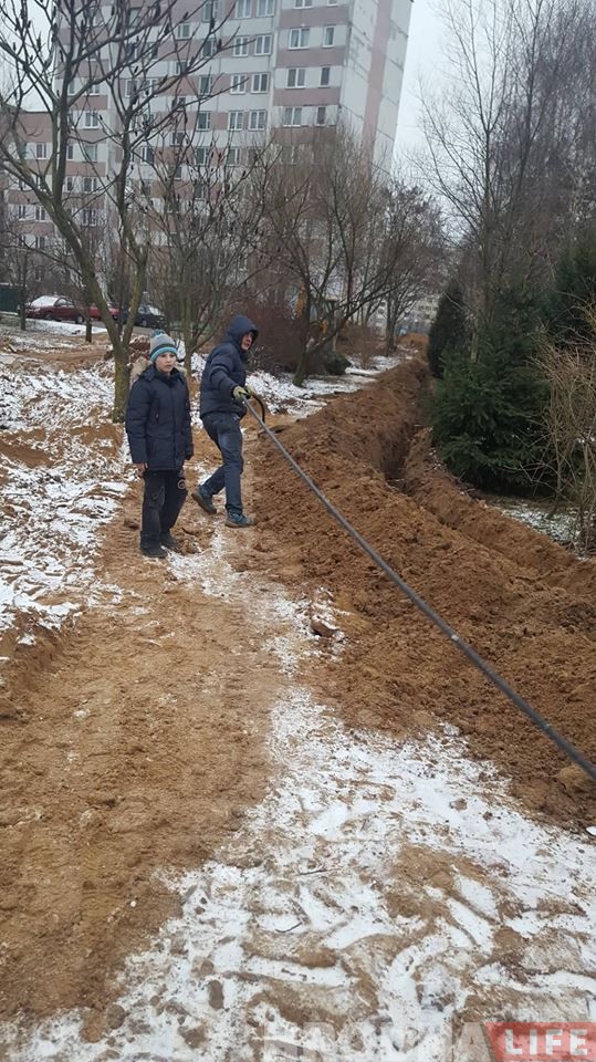 Ва ўзорным гродзенскім двары бульдозерам паўскопвалі клумбы і паламалі дрэвы Ва ўзорным гродзенскім двары бульдозерам паўскопвалі клумбы і паламалі дрэвы